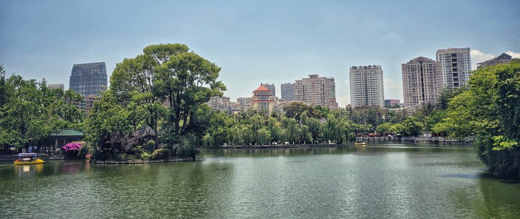 Kunming: Digitaler Frühling zwischen Highspeed-Zügen und blauen E-Bikes