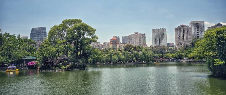 Kunming: Digitaler Frühling zwischen Highspeed-Zügen und blauen E-Bikes