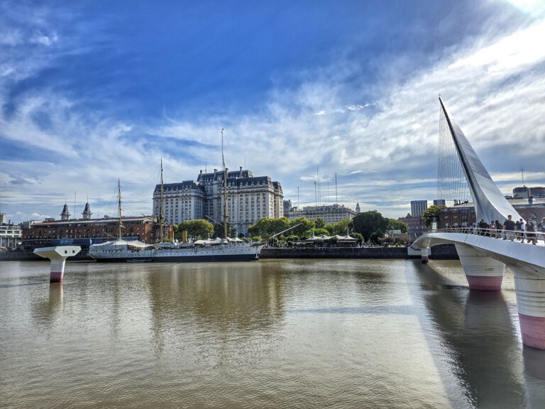 Zwischen Glaspalästen und Hafengeschichte