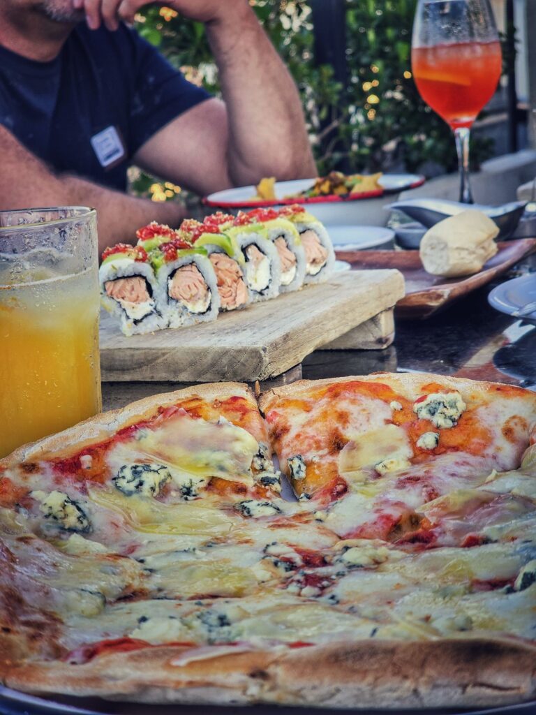 Gemütlicher Abend auf der Rooftop Bar bei Pizza und Sushi 🍱