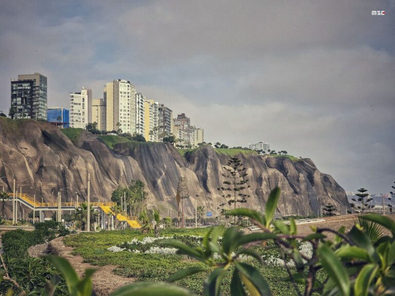 Beeindruckende Steilküste Limas