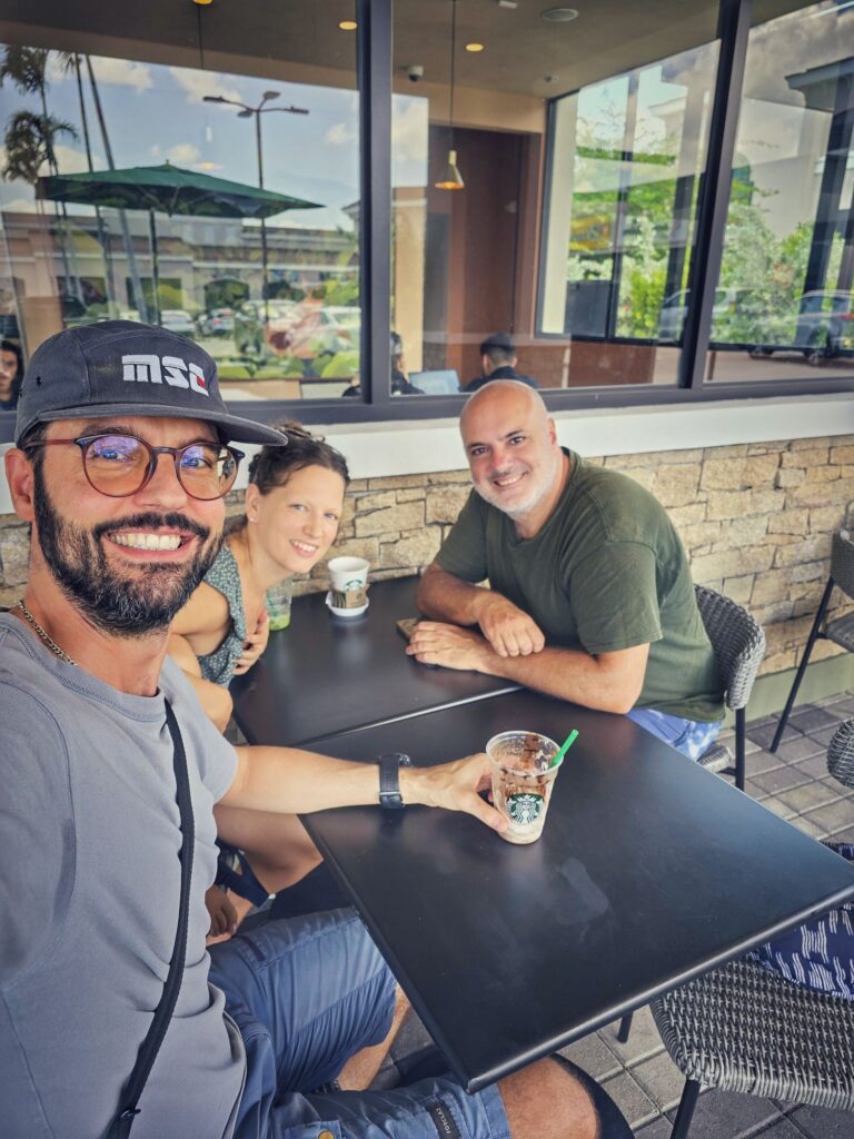 Meet friends from Da Nang 🇻🇳 at the Starbucks in Coronado ☕️ und den Mango-Baum auf dem Dach 😅